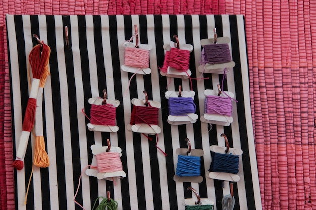 Przykładowe próbki haftu ułożone obok siebie